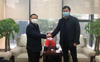 守望相助，，，，，，，，共克时艰——大渡口区红十字会为亚星集团送来捐赠证书