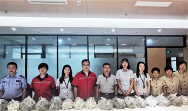 粽叶飘香 端午情浓--亚星集团为员工发放端午节礼品