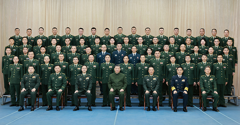 11月29日，中共中央总书记、国度主席、中央军委主席习近平到武警海警总队东海海区指挥部视察。这是习近平亲切接见东海海区指挥部有关同道，同各人合影留想。